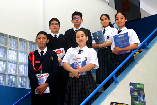 Estudiantes del Colegio Privado De Jesús en actividad académica en Los Olivos